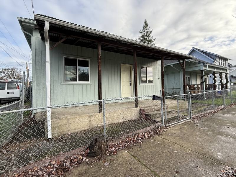 Apartment for rent at 328 SE Lane Ave, Roseburg, OR 97470
