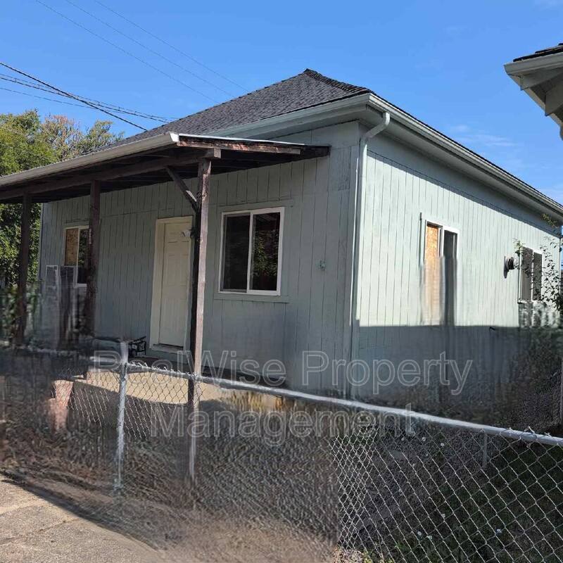 Apartment for rent at 328 SE Lane Ave, Roseburg, OR 97470