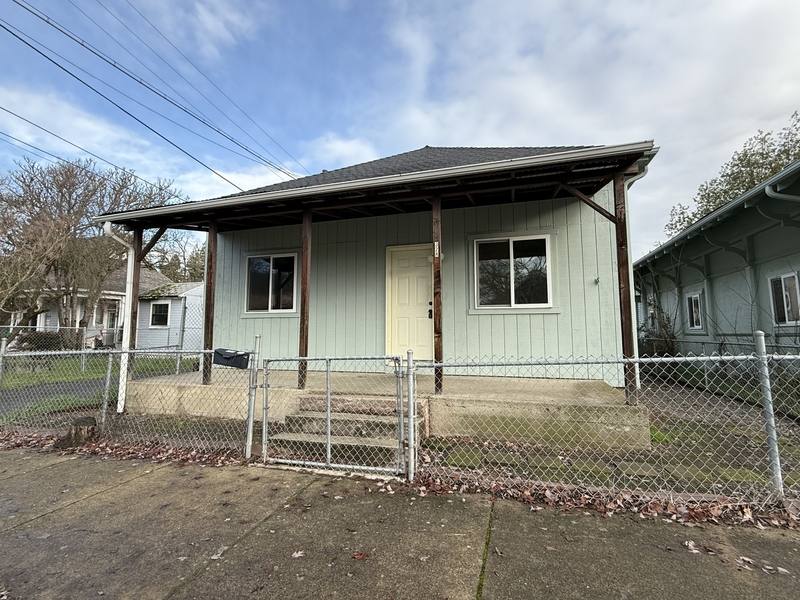 Apartment for rent at 328 SE Lane Ave, Roseburg, OR 97470
