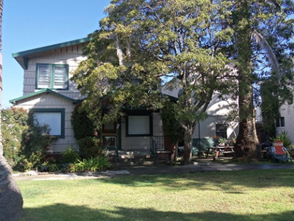 Apartment for rent at 11923-27 Venice Blvd, Los Angeles, CA 90066