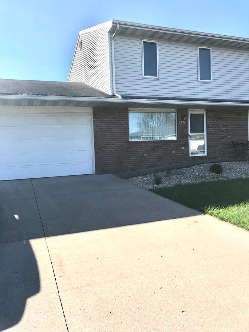 Townhouse for rent at 821-823 Warbler Lane, Menasha, WI 54952
