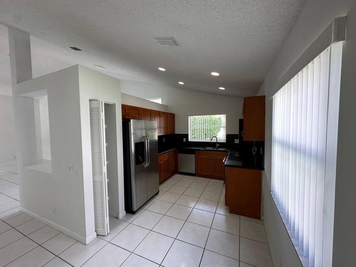 House for rent at 1051 Briar Ridge Rd, Fort Lauderdale, FL 33327