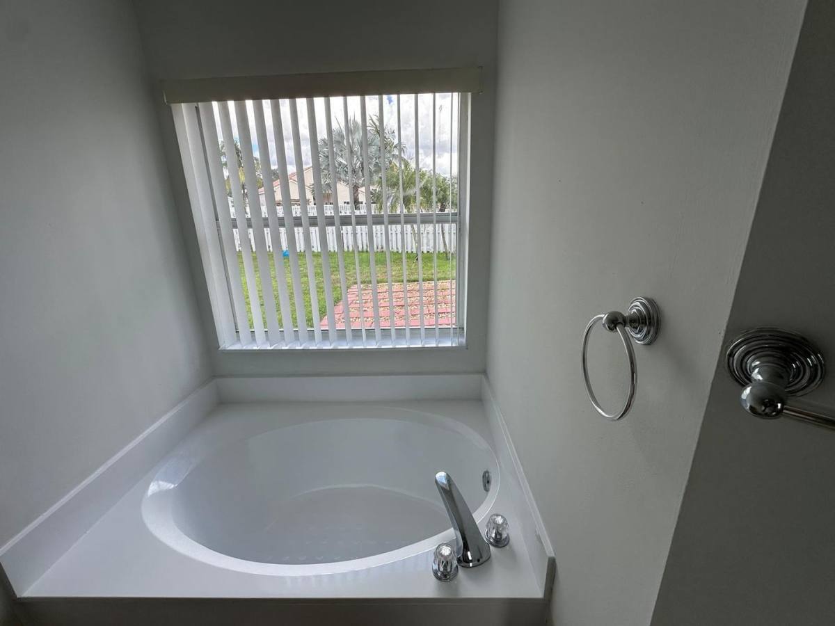 House for rent at 1051 Briar Ridge Rd, Fort Lauderdale, FL 33327