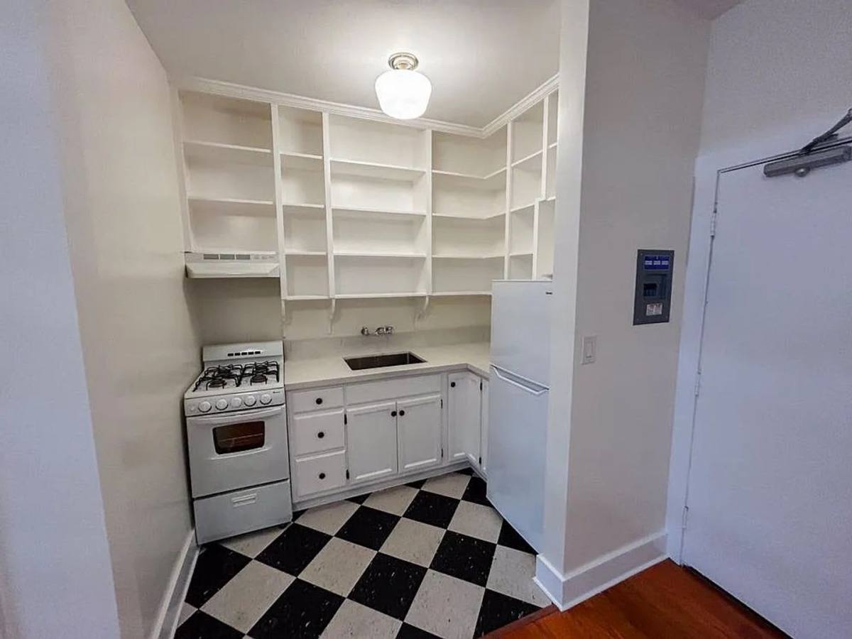 Apartment for rent at 2737 Francis Ave, Los Angeles, CA 90005