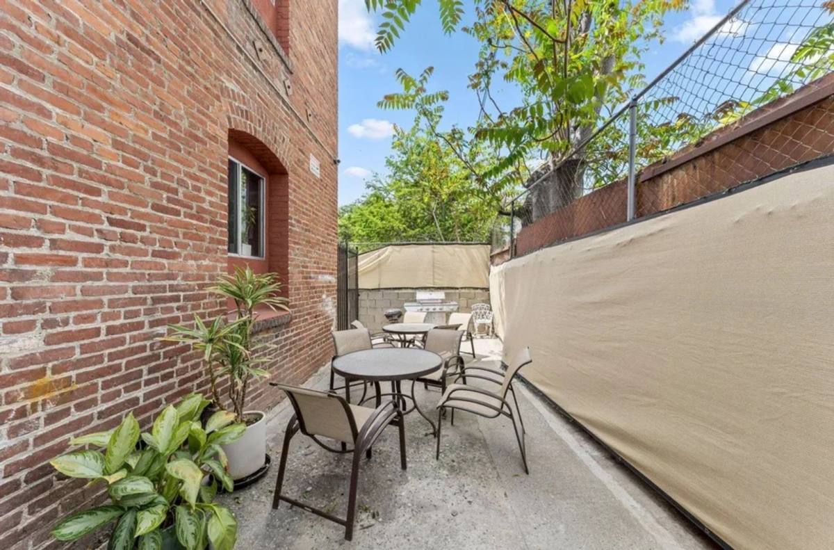 Apartment for rent at 2737 Francis Ave, Los Angeles, CA 90005