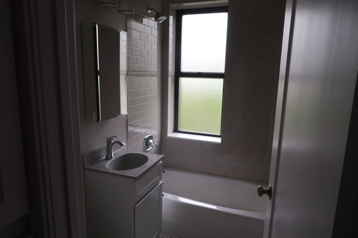 Apartment for rent at 817 W Lakeside Place #402, Chicago, IL 60640