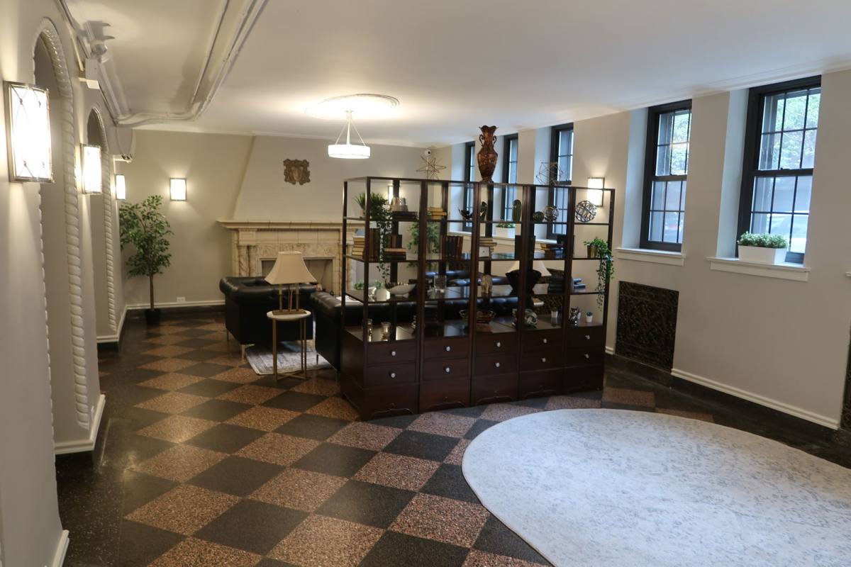 Apartment for rent at 817 W Lakeside Place #402, Chicago, IL 60640