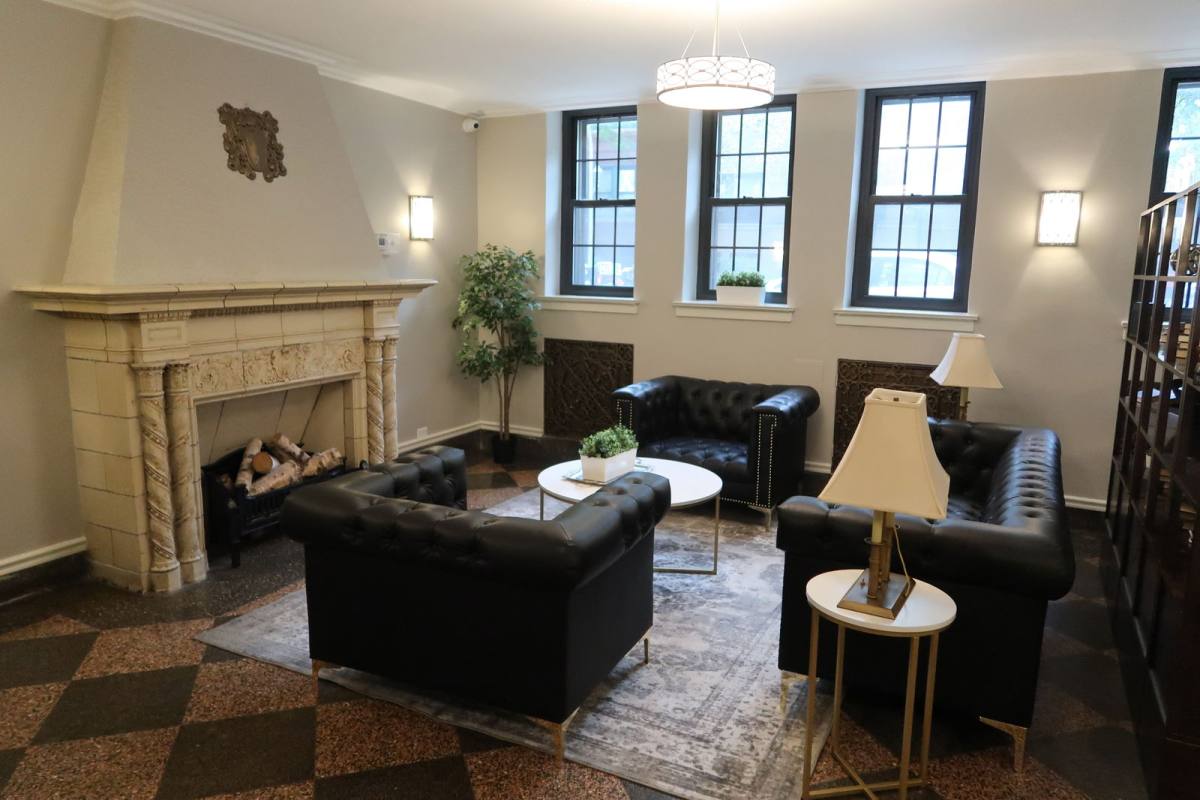 Apartment for rent at 817 W Lakeside Place #402, Chicago, IL 60640