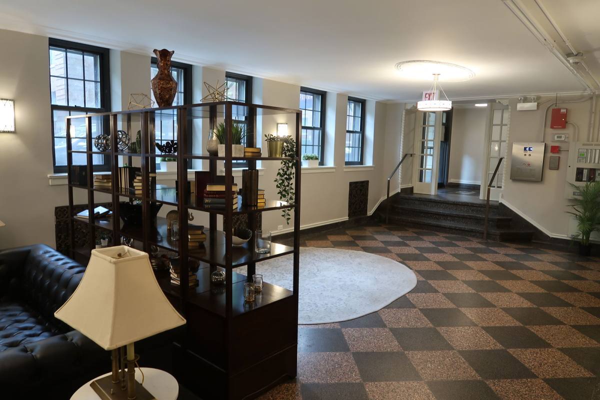 Apartment for rent at 817 W Lakeside Place #402, Chicago, IL 60640