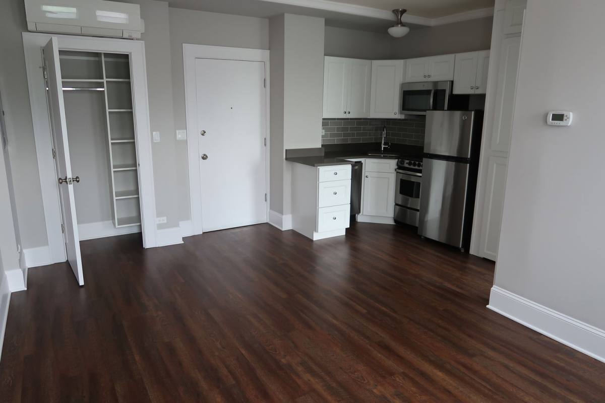 Apartment for rent at 817 W Lakeside Place #402, Chicago, IL 60640
