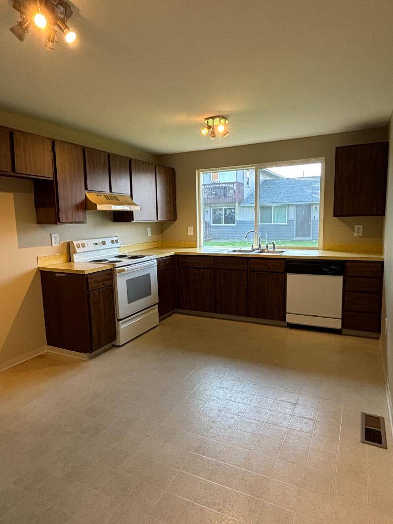 Apartment for rent at 1005 S 42nd Ave #B, Yakima, WA 98908