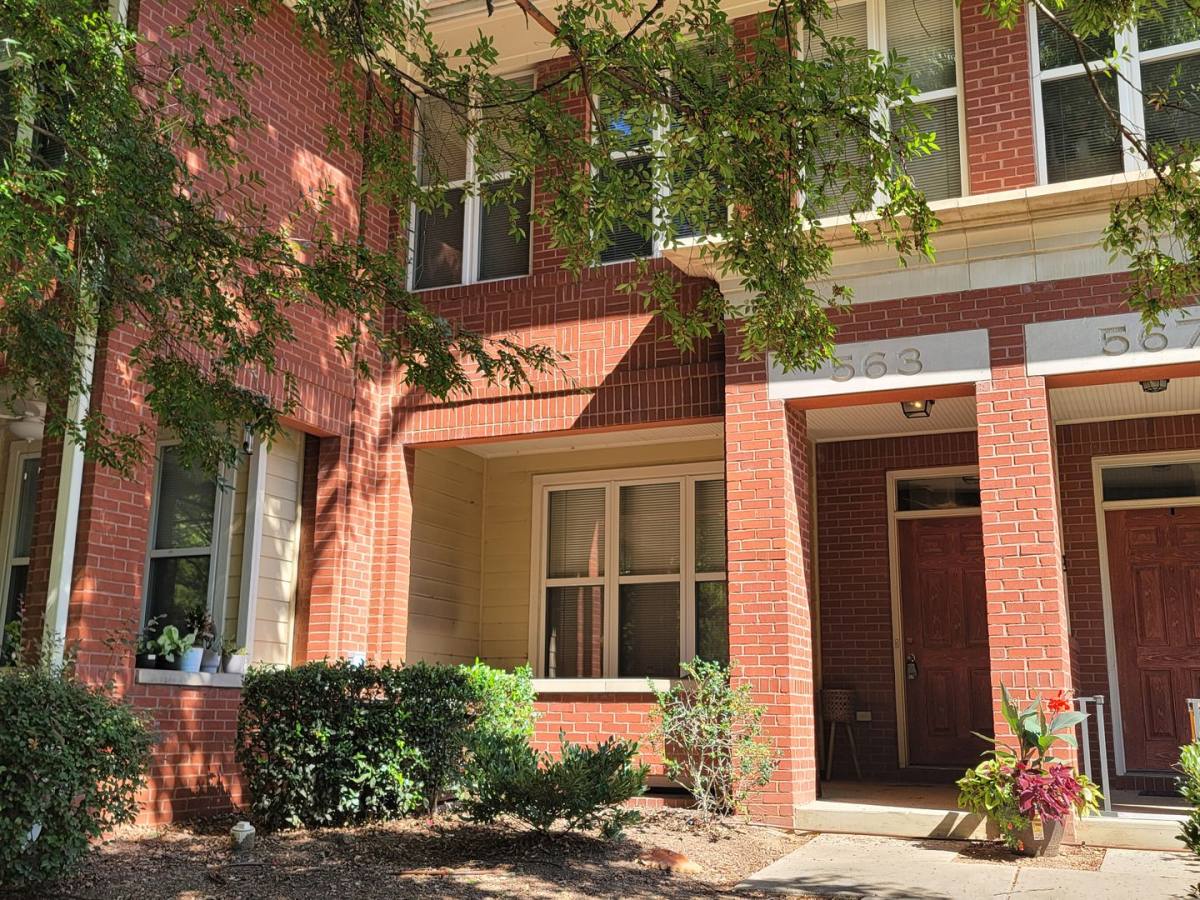 Townhouse for rent at 563 E 9th St, Charlotte, NC 28202