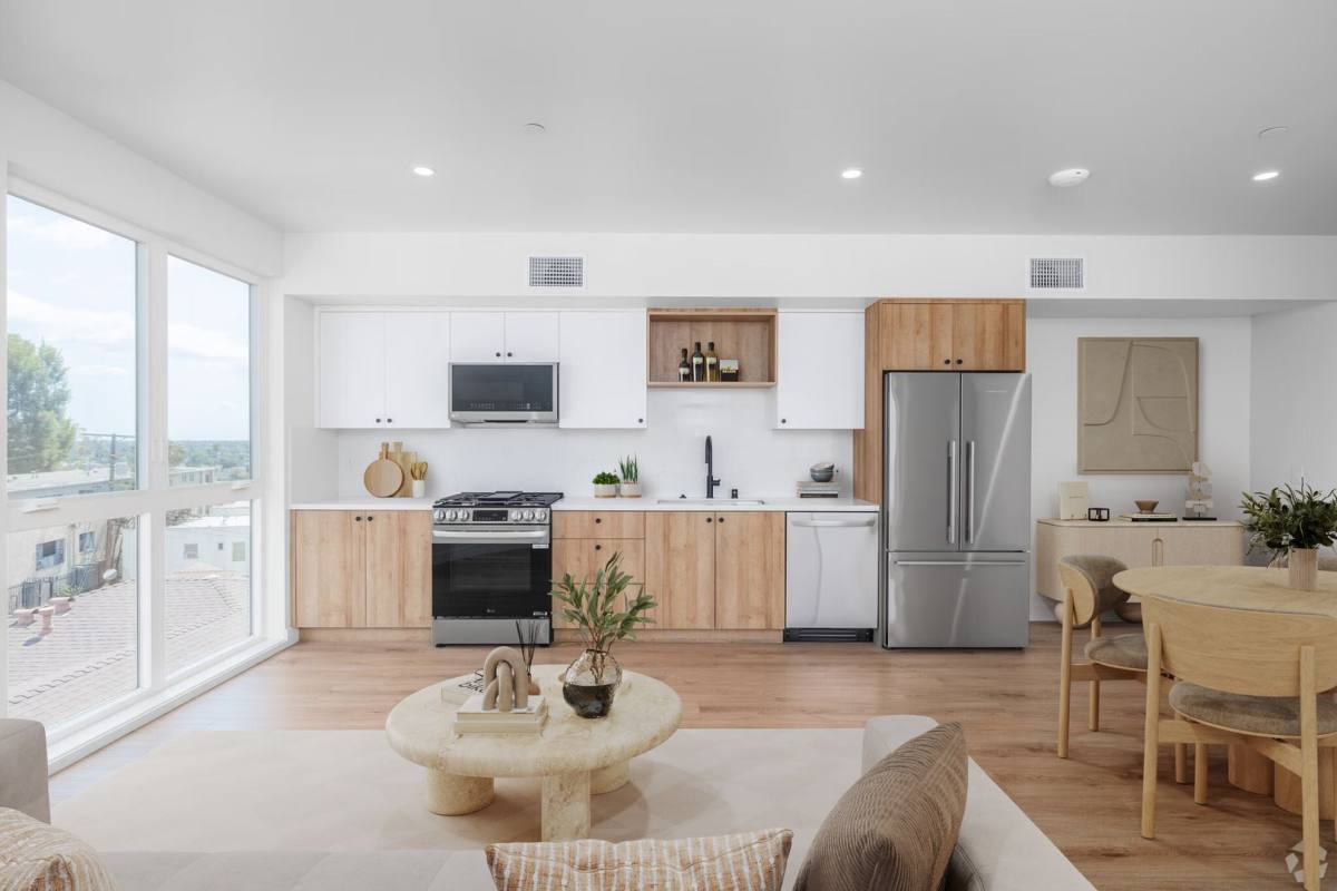 Apartment for rent at 3844 W 27th St, Los Angeles, CA 90018