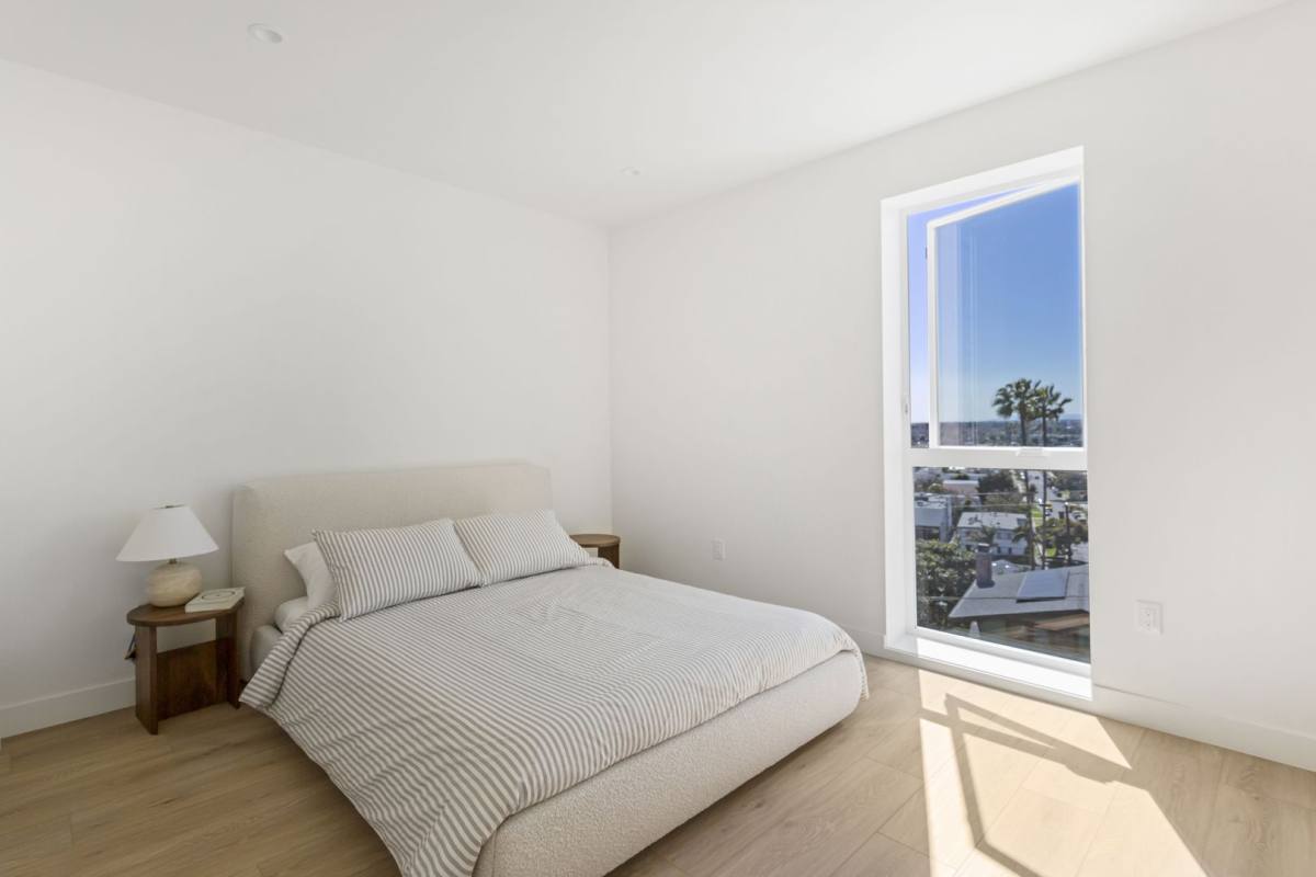 Apartment for rent at 3844 W 27th St, Los Angeles, CA 90018