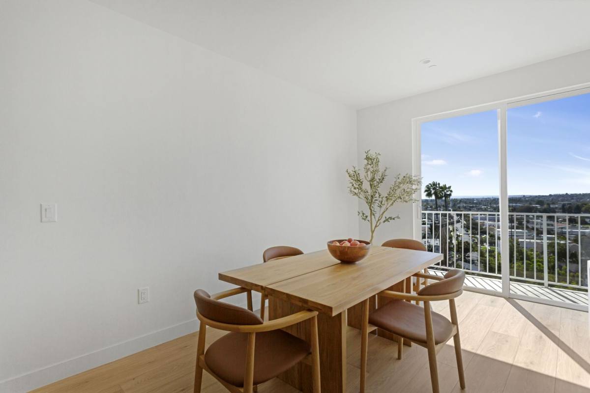 Apartment for rent at 3844 W 27th St, Los Angeles, CA 90018