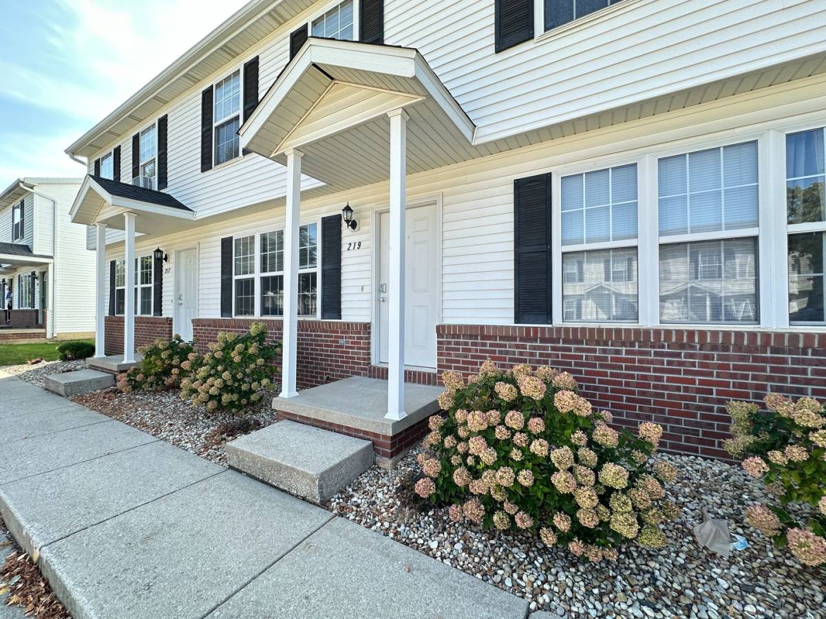 Townhouse for rent at 219 Crossing Dr, Normal, IL 61761