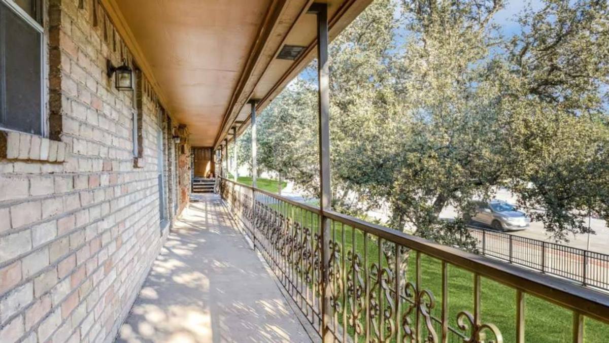 Apartment for rent at 1000 W Spring Valley Rd, Richardson, TX 75080