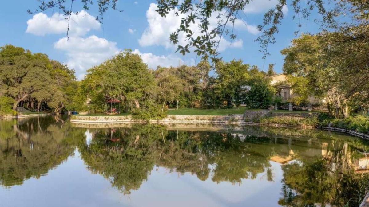 Apartment for rent at 1000 W Spring Valley Rd, Richardson, TX 75080