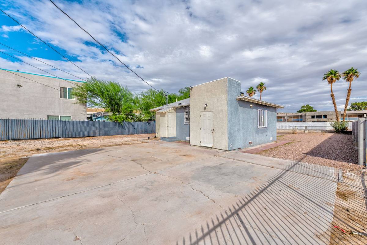 Apartment for rent at 339 N 10th St, Las Vegas, NV 89101