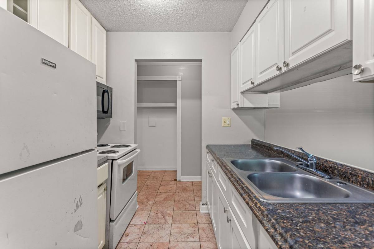 Apartment for rent at 21641 Hillside, Clinton Township, MI 48035