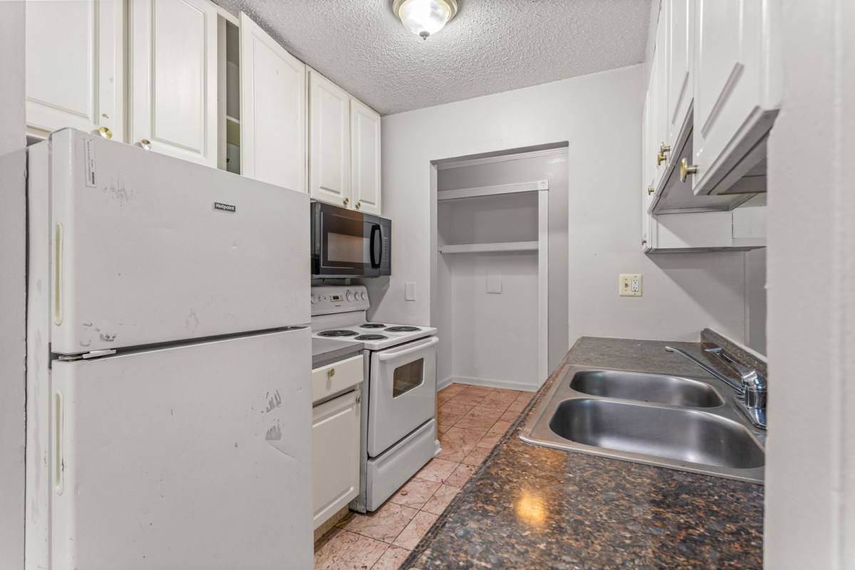 Apartment for rent at 21641 Hillside, Clinton Township, MI 48035