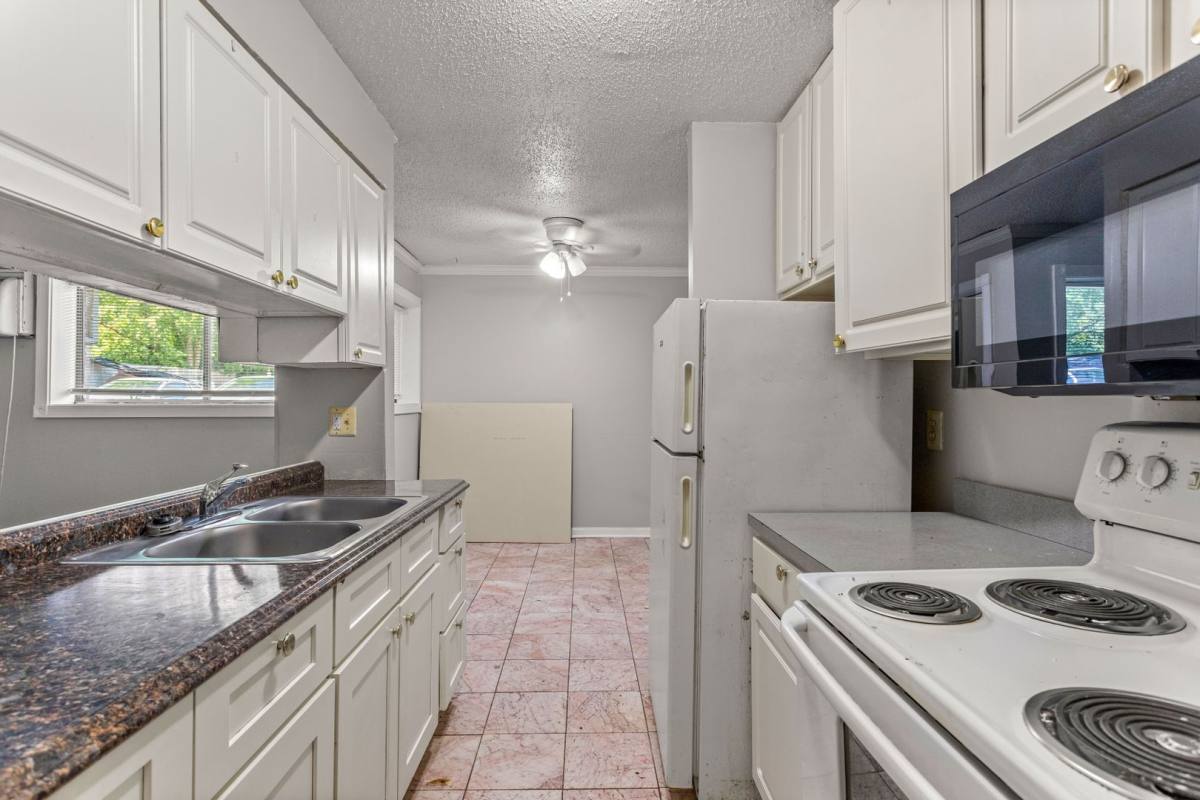 Apartment for rent at 21641 Hillside, Clinton Township, MI 48035