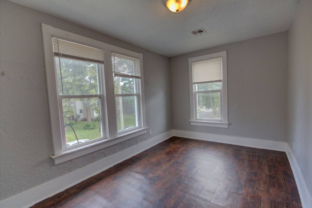 Apartment for rent at 1318 1 2 Brown St, Davenport, IA 52804