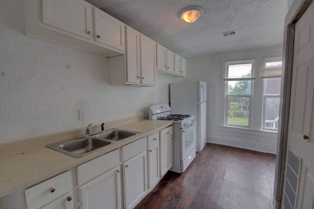 Apartment for rent at 1318 1 2 Brown St, Davenport, IA 52804