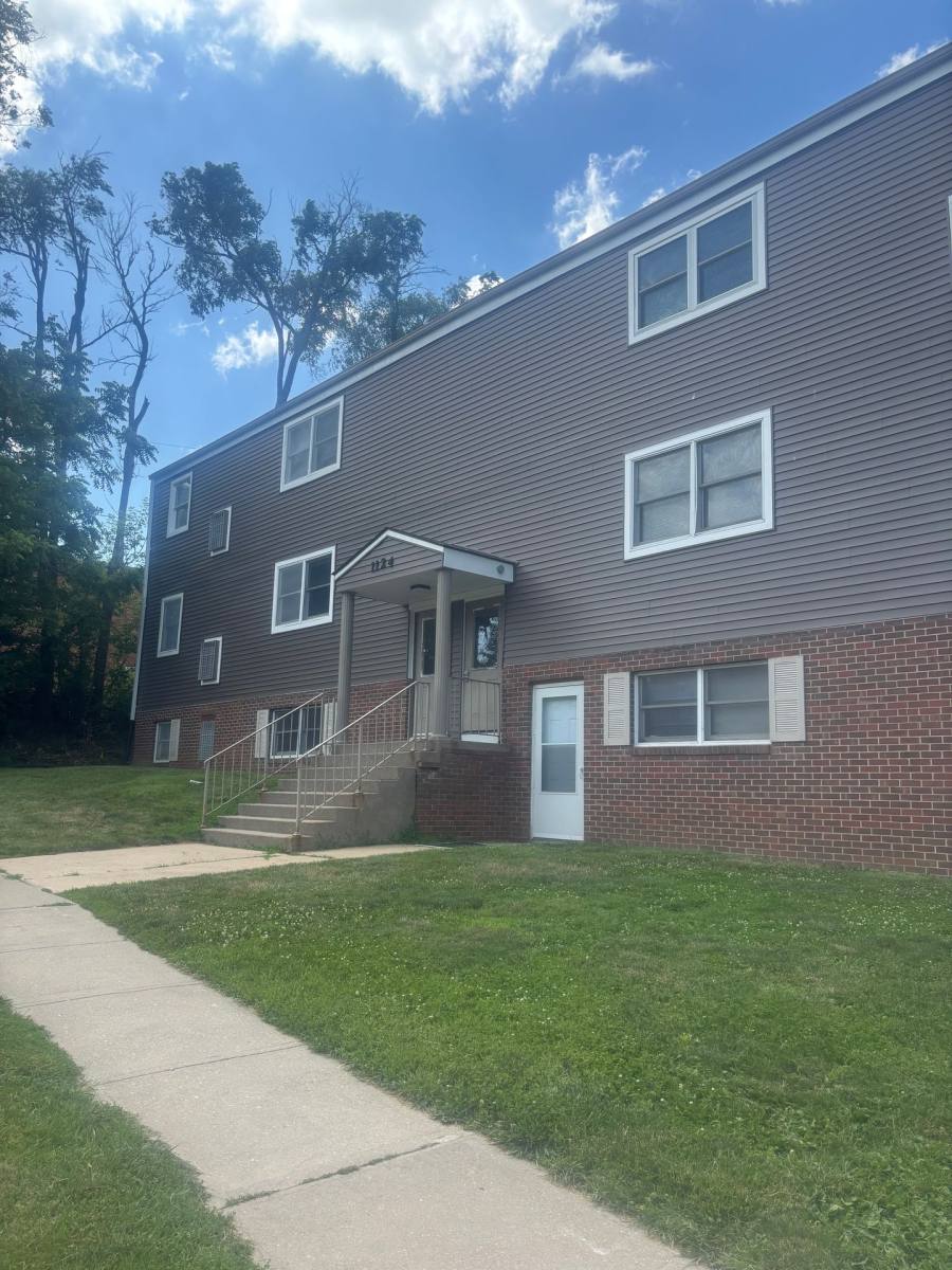 Apartment for rent at 1124 Oakcrest St, Iowa City, IA 52246