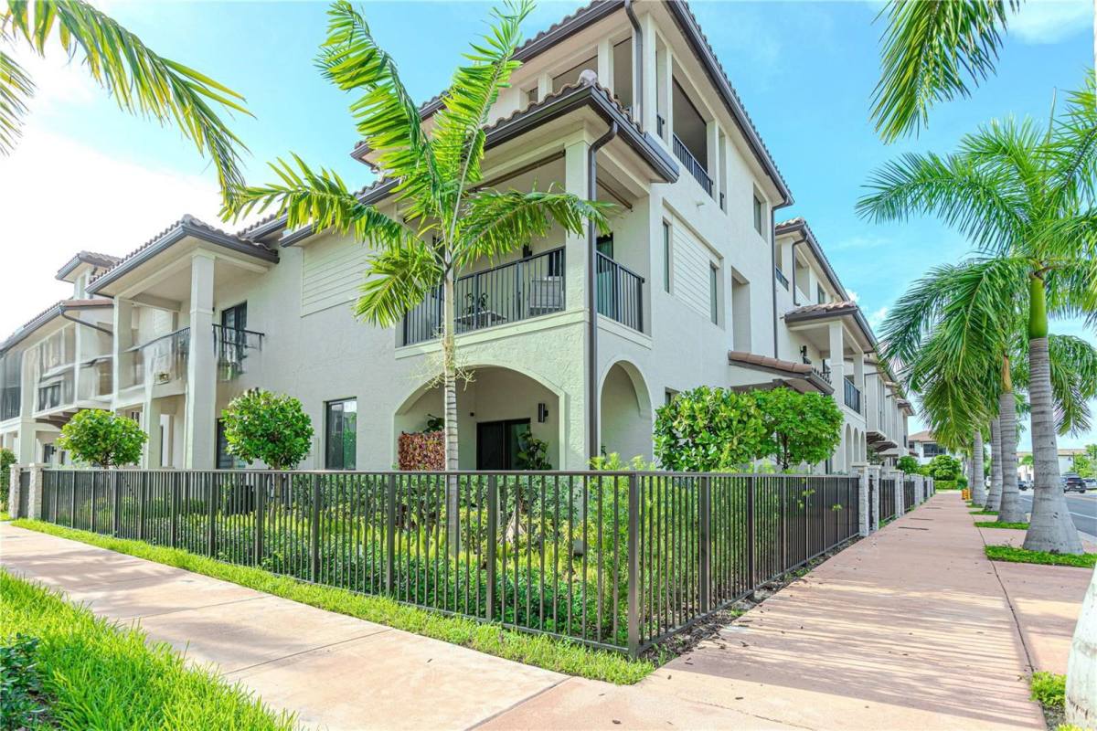 Townhouse for rent at 4260 NW 82nd Ave, Miami, FL 33166