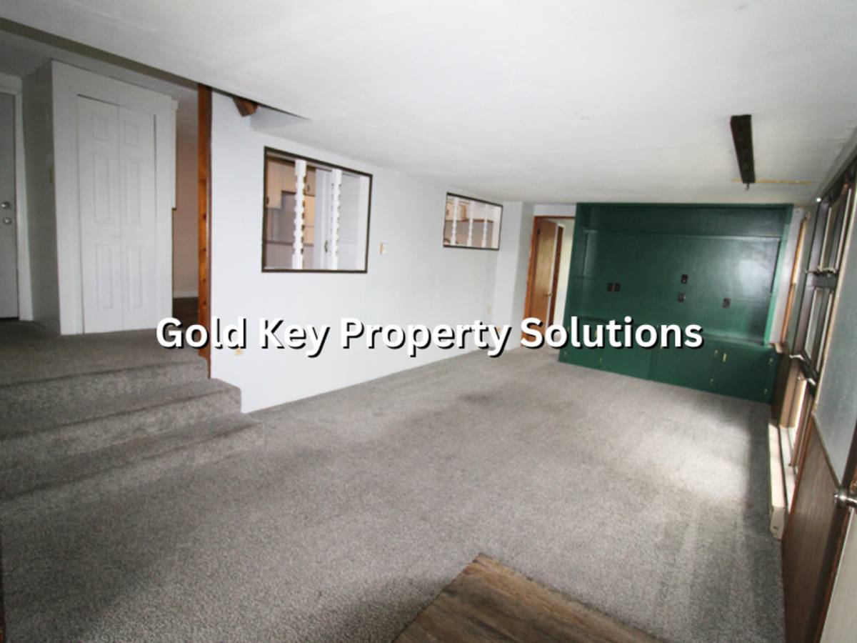 Apartment for rent at 117 E John St, Alexandria, IN 46001