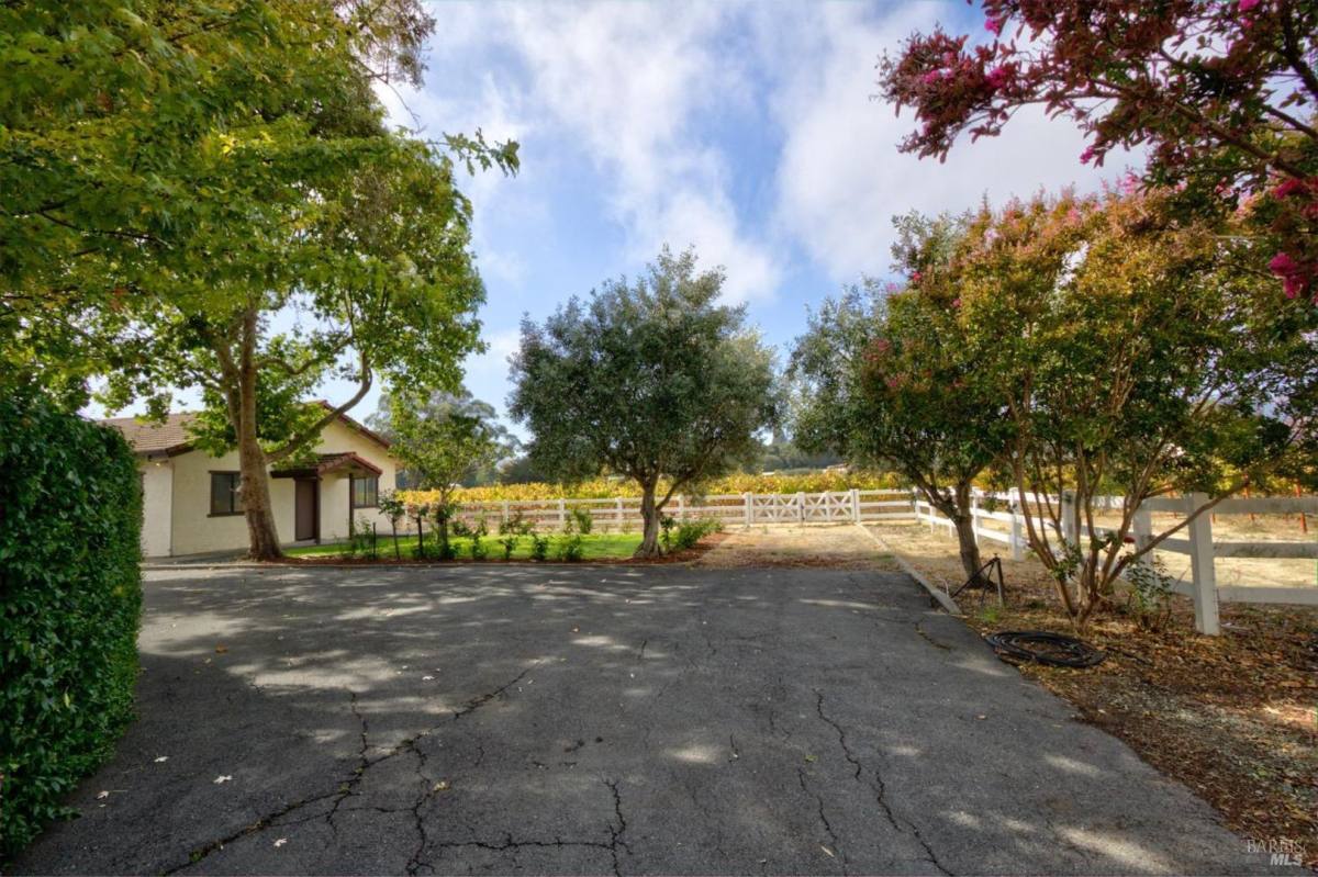 Apartment for rent at 20250-20256-20300 Arnold Dr, Sonoma, CA 95476