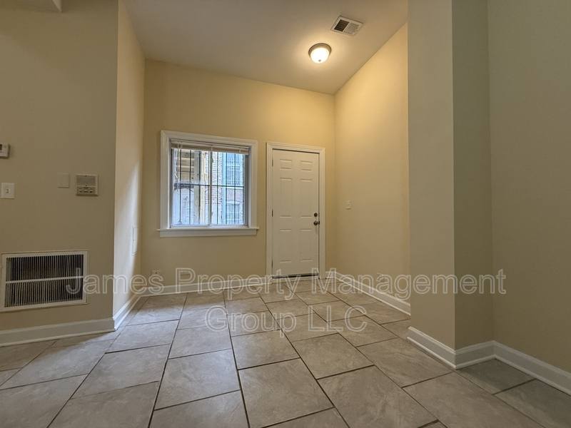Apartment for rent at 2213 W Washington Blvd #1R, Chicago, IL 60612