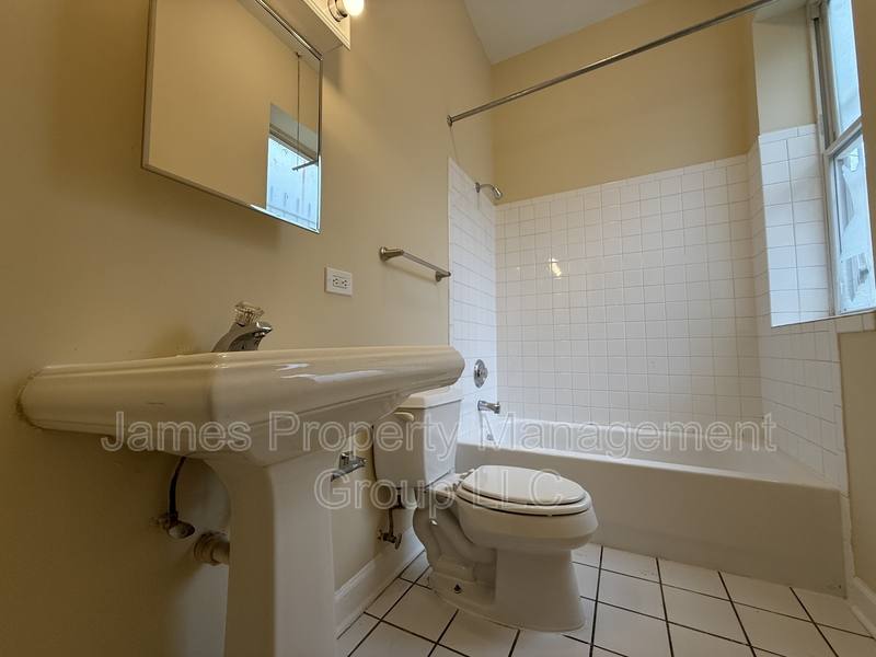 Apartment for rent at 2213 W Washington Blvd #1R, Chicago, IL 60612