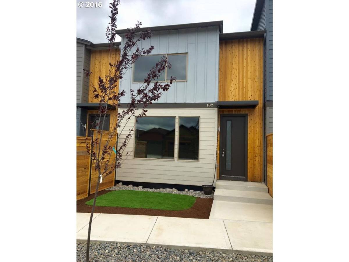 Townhouse for rent at 179 N 44th Place, Ridgefield, WA 98642