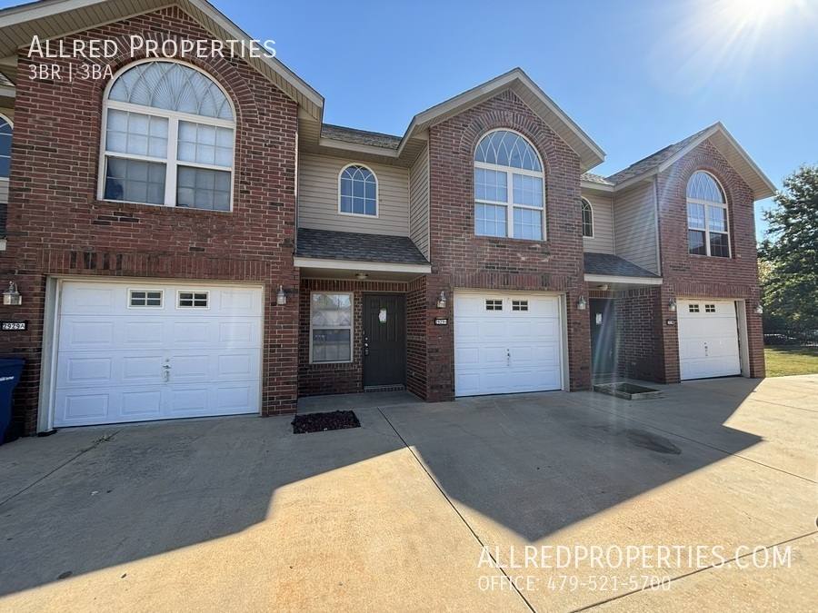 Townhouse for rent at 2929 Meridian Plc #B, Siloam Springs, AR 72761