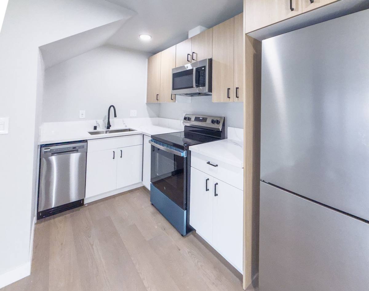 Apartment for rent at 1500 Venice Blvd, Venice, CA 90291