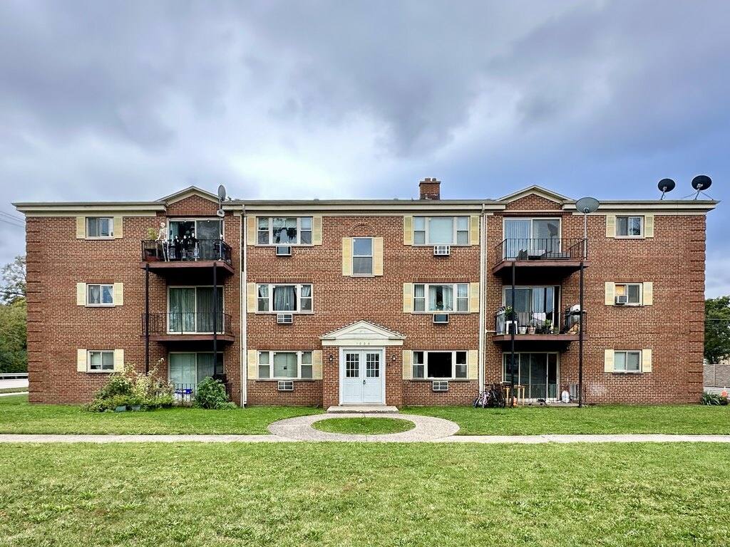 Apartment for rent at 1026 026 River Rd #C5, Des Plaines, IL 60016