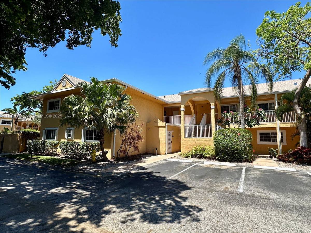 Apartment for rent at 441 SE 10th St #102, Dania, FL 33004