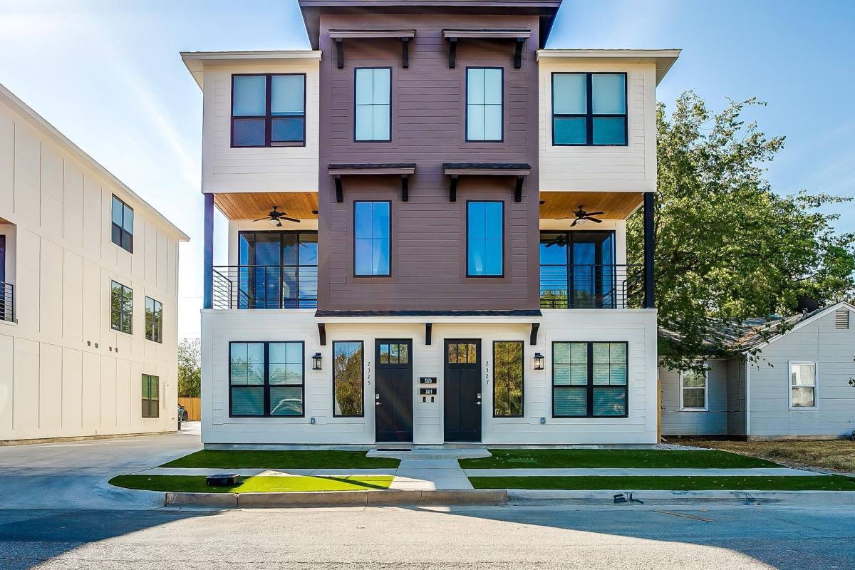 Apartment for rent at 2345 Benbrook Blvd, Fort Worth, TX 76110