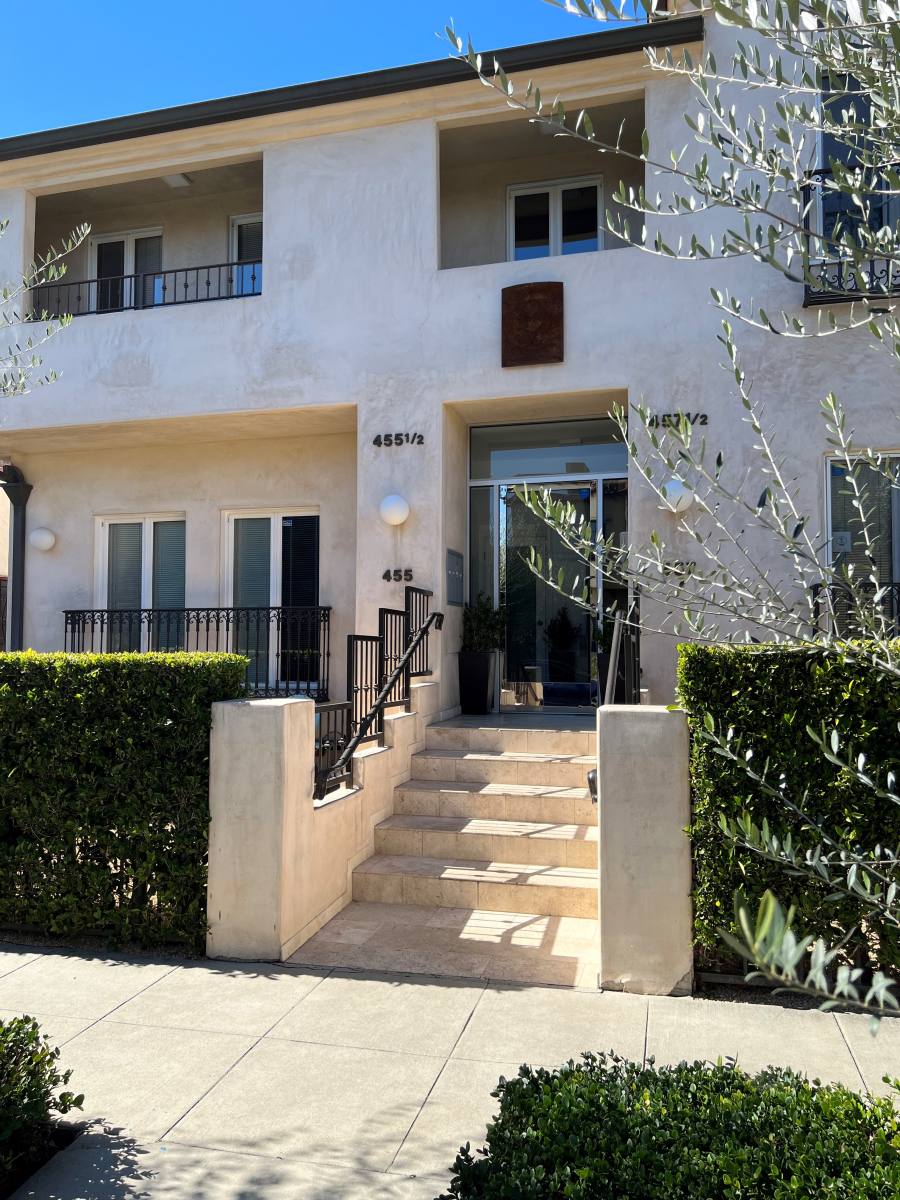 Apartment for rent at 455 N Spaulding Ave, Los Angeles, CA 90036