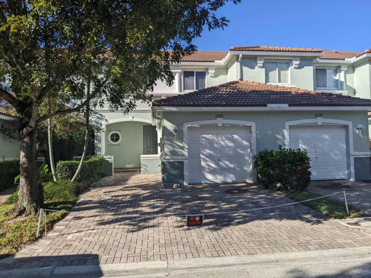 Townhouse for rent at 2226 Oakmont Dr, West Palm Beach, FL 33404