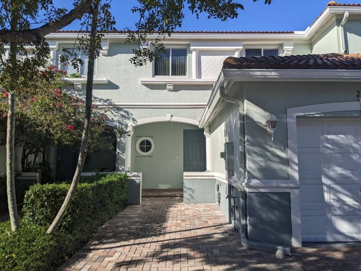 Townhouse for rent at 2226 Oakmont Dr, West Palm Beach, FL 33404