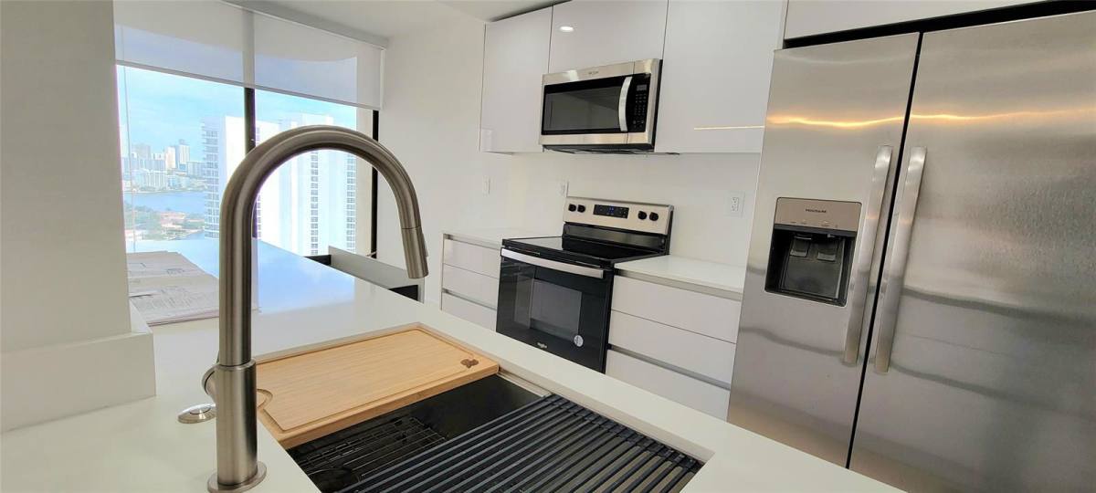 Apartment for rent at 19355 Turnberry Way #23F, Miami, FL 33180