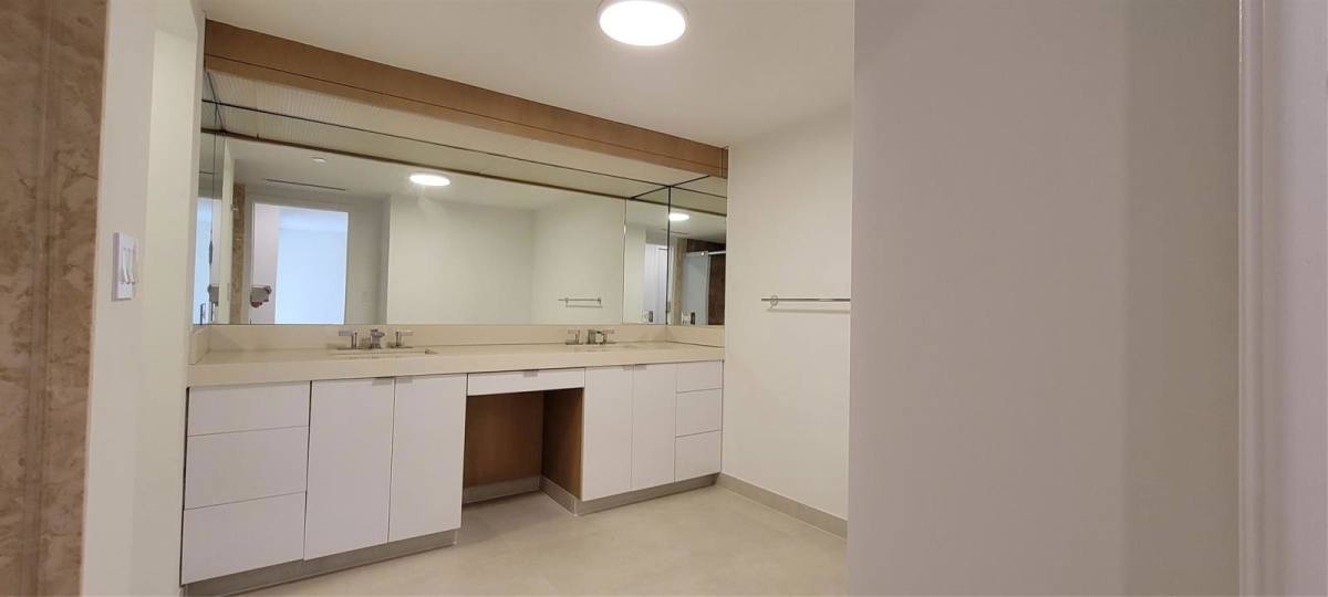 Apartment for rent at 19355 Turnberry Way #23F, Miami, FL 33180