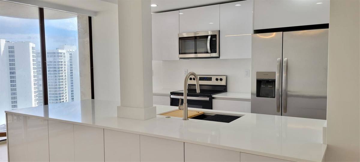 Apartment for rent at 19355 Turnberry Way #23F, Miami, FL 33180