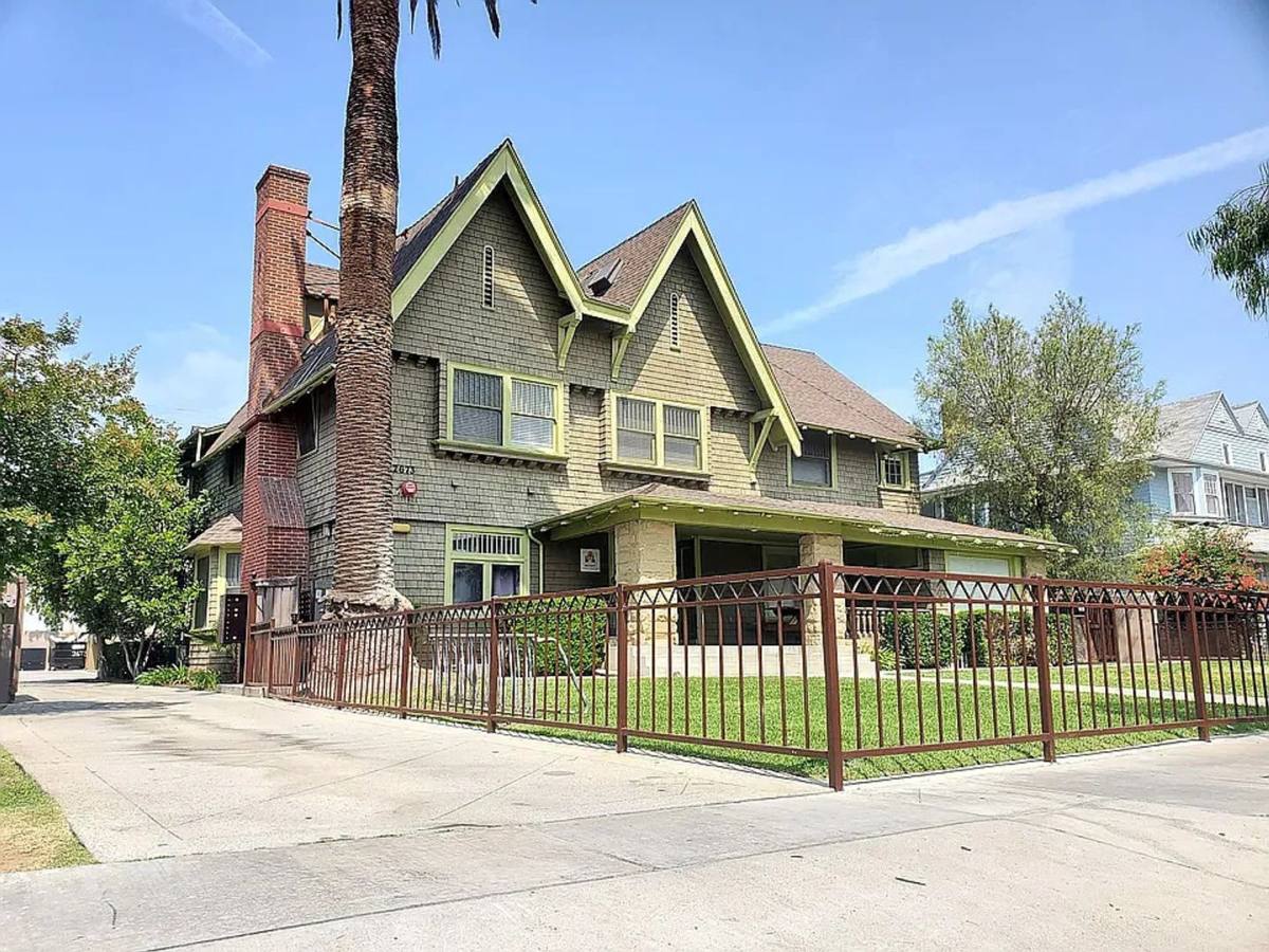 Apartment for rent at 2667-2673 Menlo Ave, Los Angeles, CA 90007