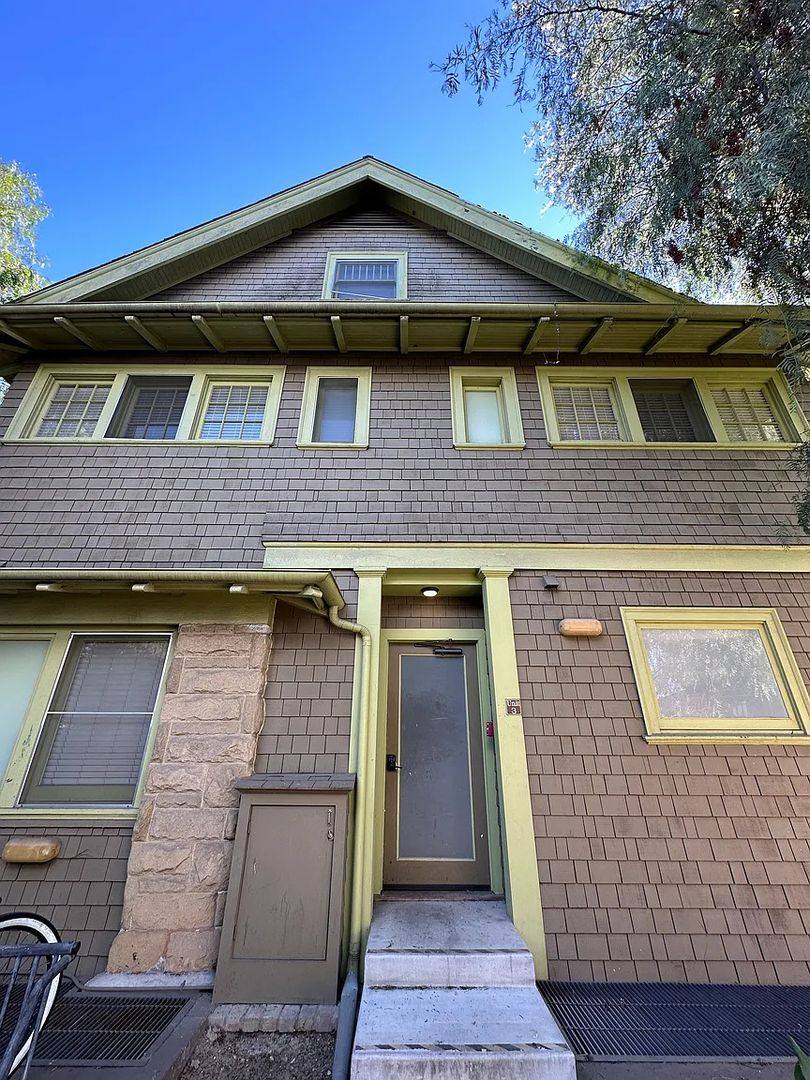 Apartment for rent at 2667-2673 Menlo Ave, Los Angeles, CA 90007
