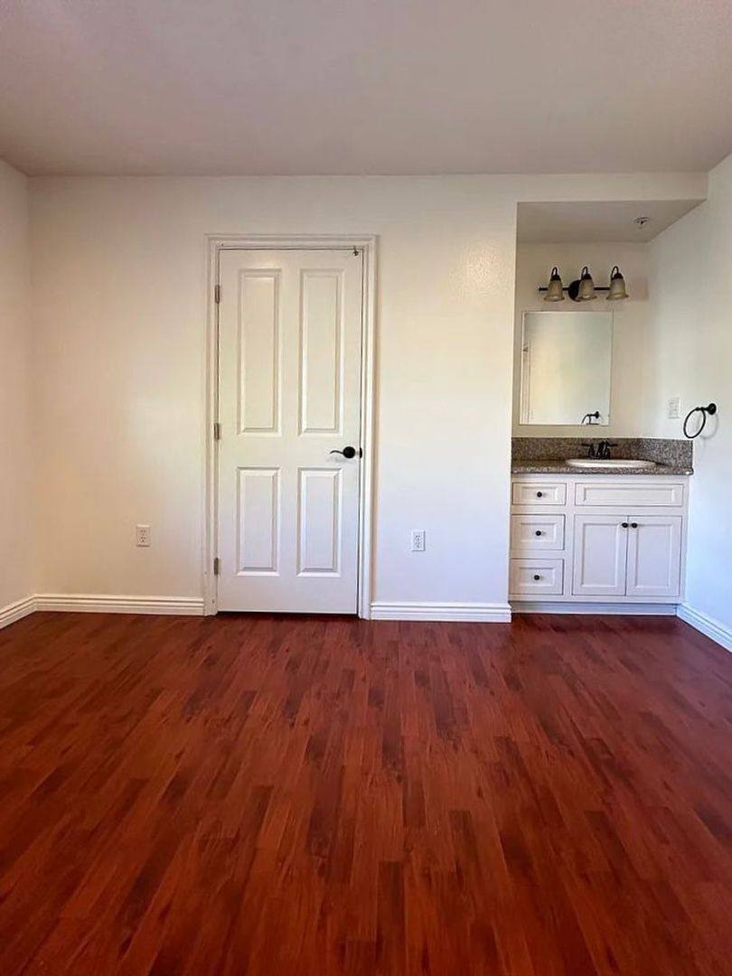 Apartment for rent at 2667-2673 Menlo Ave, Los Angeles, CA 90007