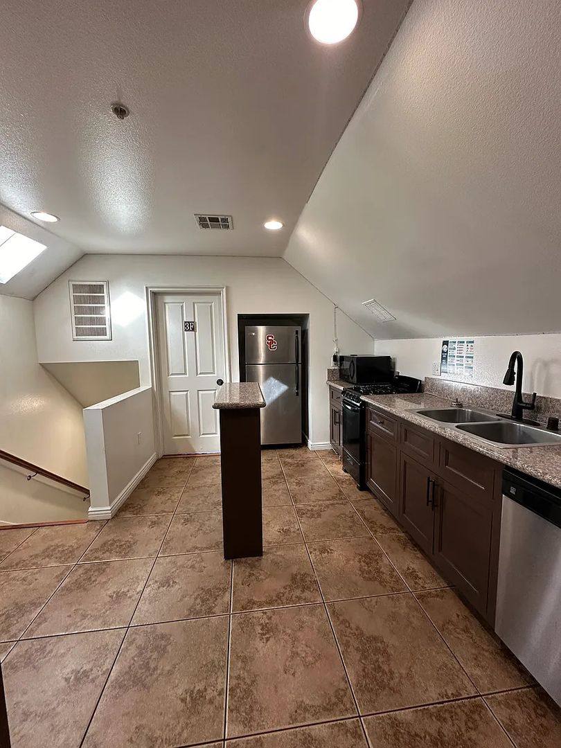 Apartment for rent at 2667-2673 Menlo Ave, Los Angeles, CA 90007